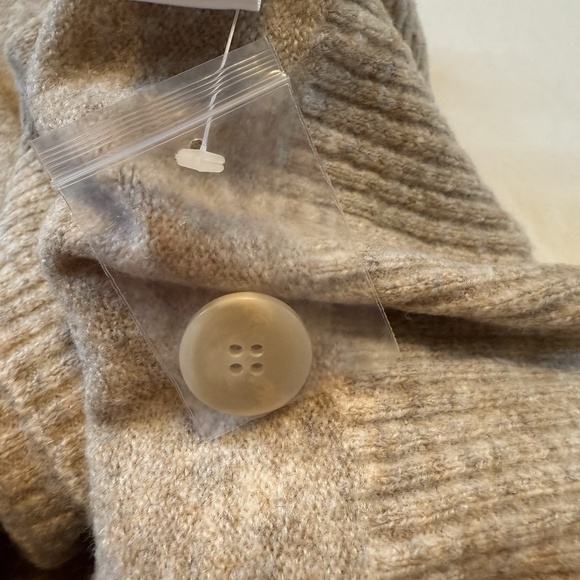 Evereve Anya Cardigan Sweater Size M Oatmeal Tan V-Neck Button Front Knit $108 - Picture 9 of 10